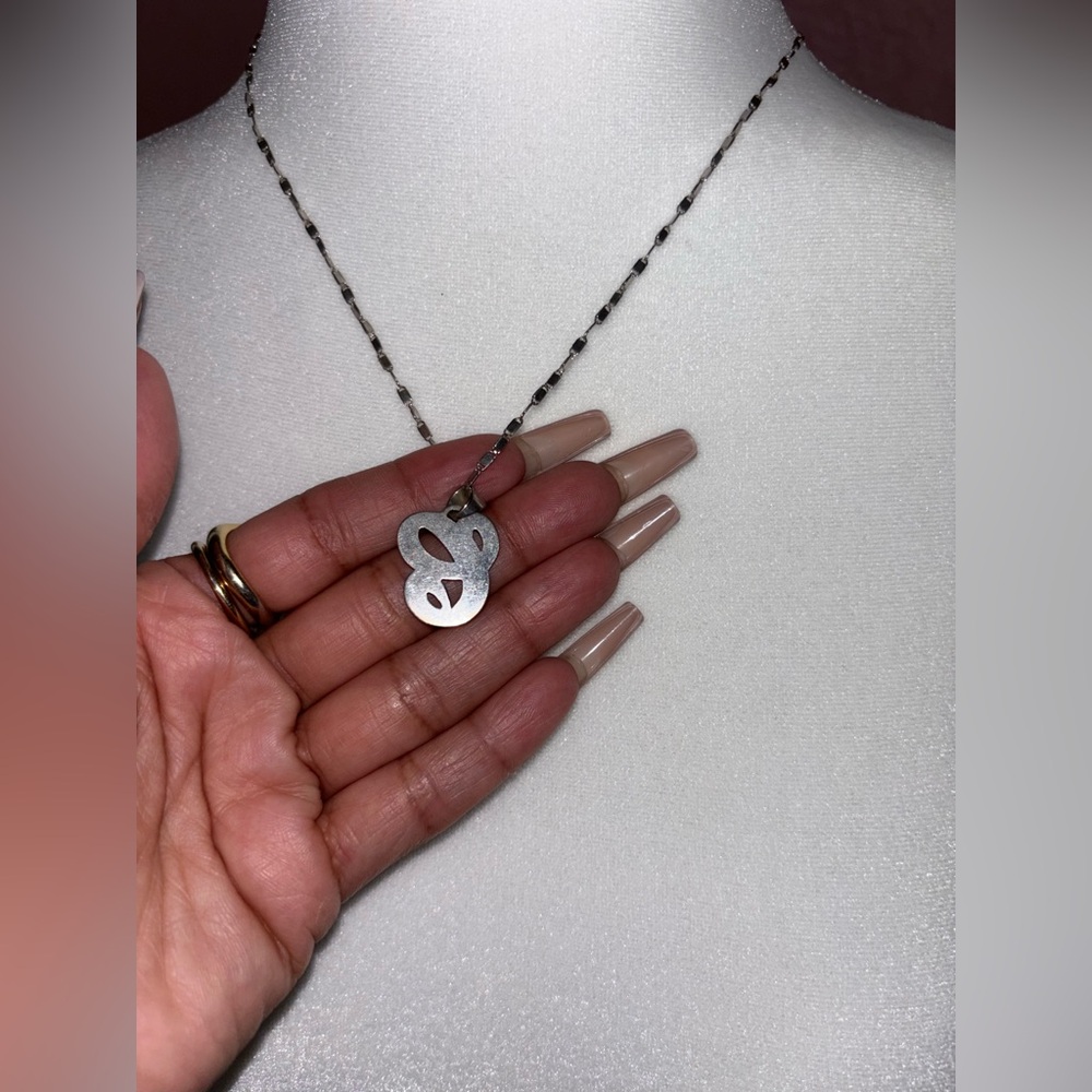 Elegant White Gold Necklace with “C” Pendant - Picture 3 of 4